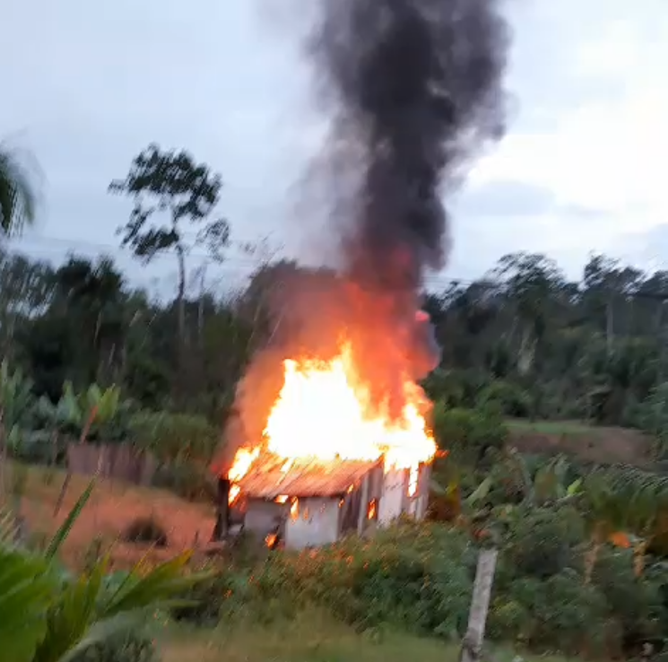 Incêndio destrói residência em Brasileia; família perde todos os pertences