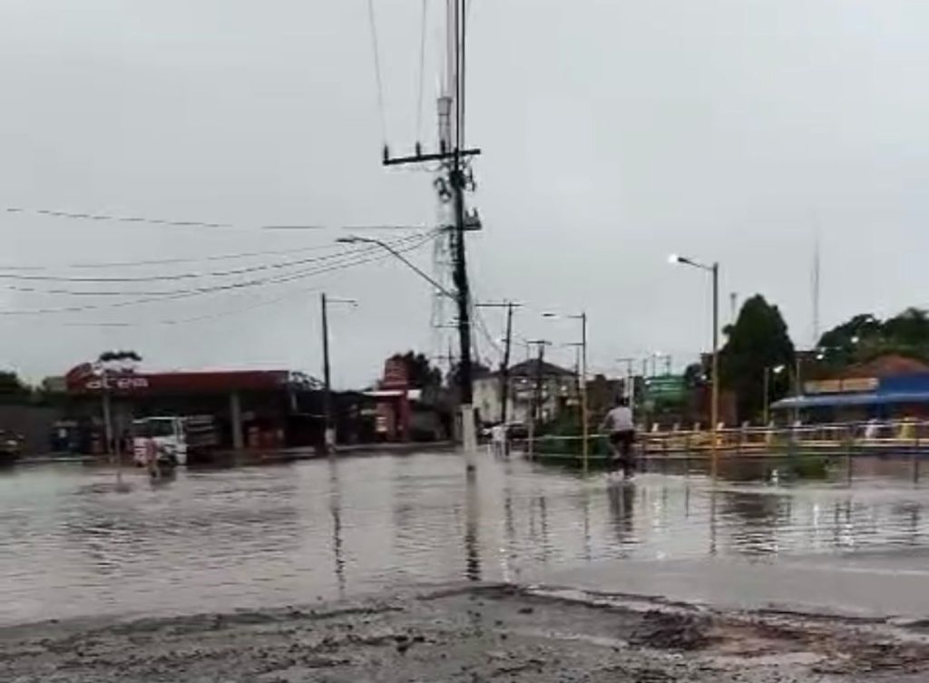 Chuva causa transtornos e alaga casas em vários bairros de Feijó