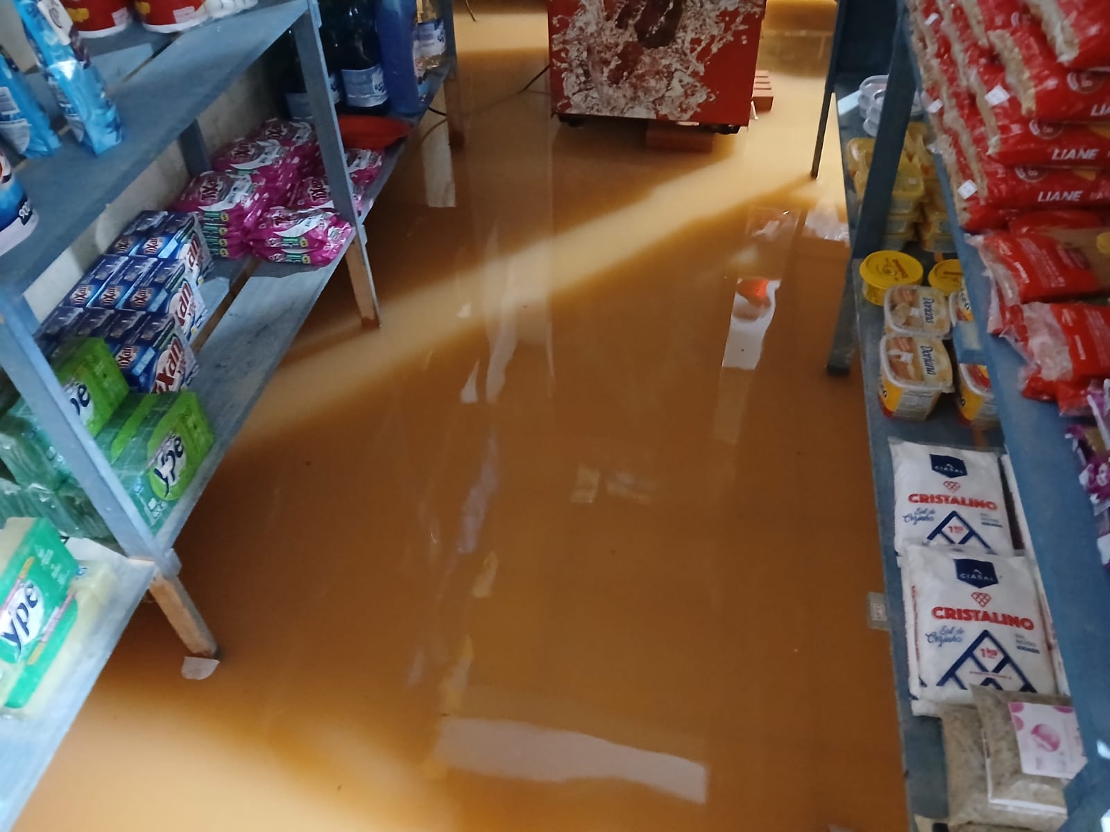 Chuva intensa inunda rua em Tarauacá e o comerciante estima perdas