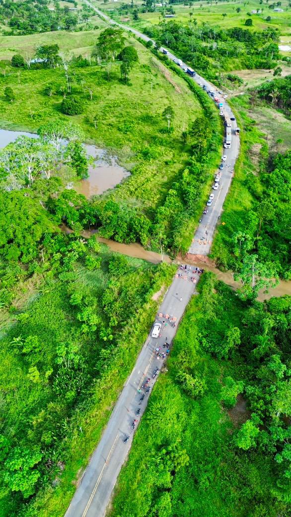 Longas filas de veículos se acumulam na BR-364 na área de Tarauacá