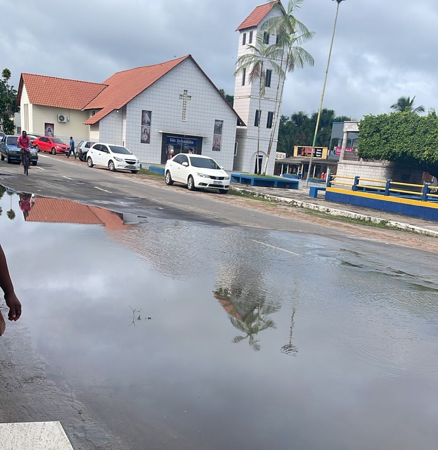 Comerciantes de Mâncio Lima pedem melhorias em bueiro entupido no Centro