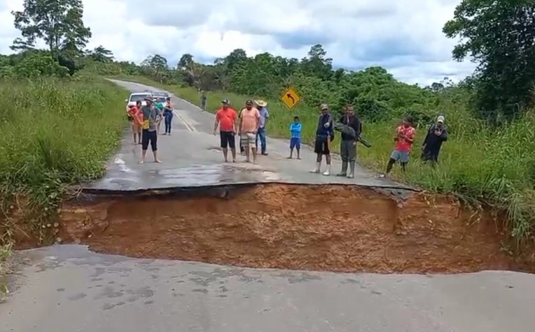 Chuva abre cratera e interdita BR-364; DNIT trabalha na recuperação, mas não tem previsão para liberar o tráfego