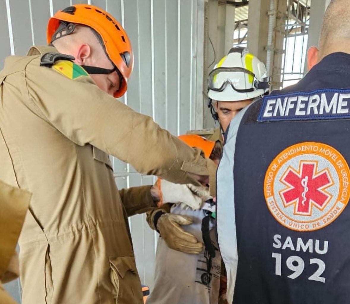 Bombeiros resgatam adolescente com braço preso em máquina de separação de grãos em Cruzeiro do Sul