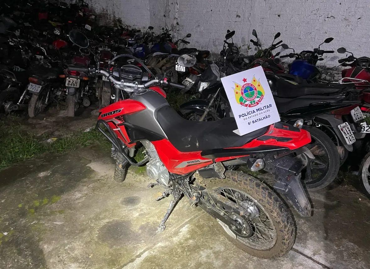 Polícia recupera motocicleta roubada após perseguição em área de mata