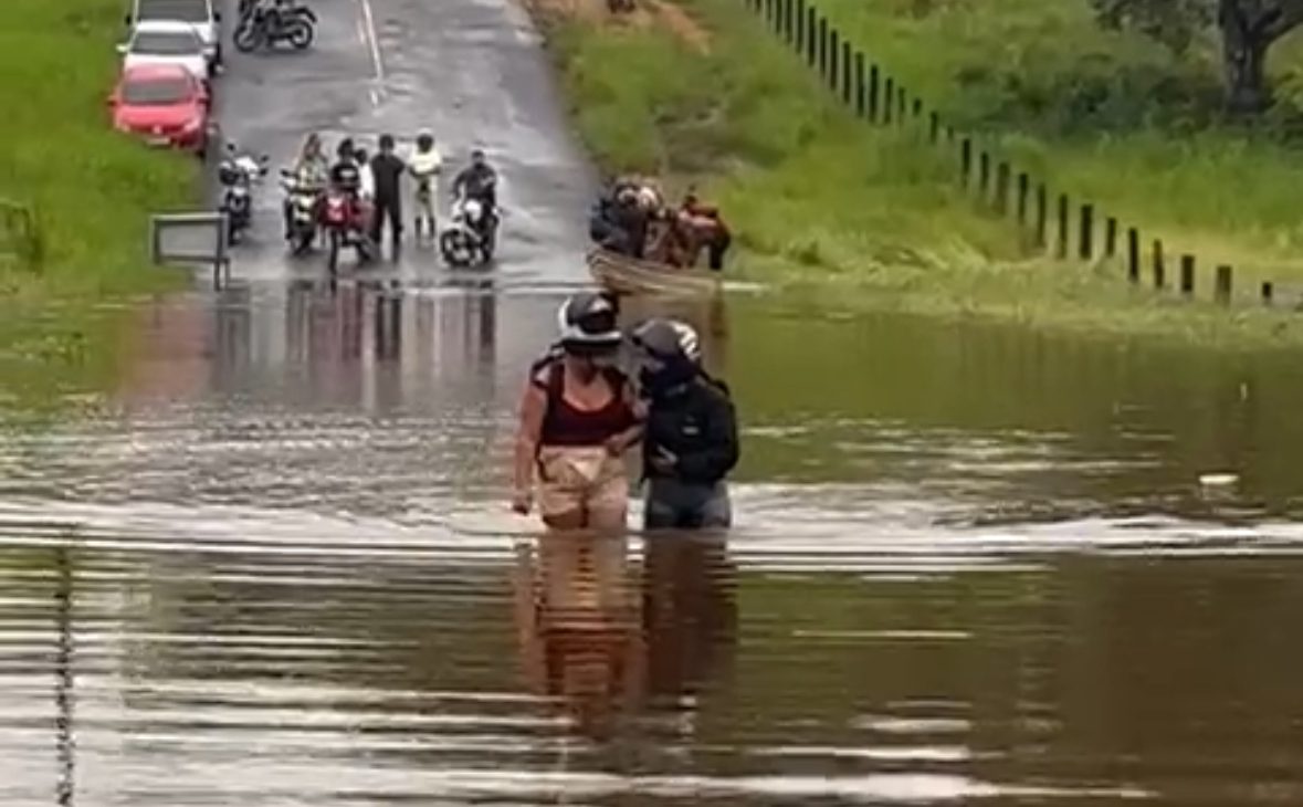 Trecho da rodovia AC-407 segue inundado, mas Deracre acompanha o caso e anuncia medidas