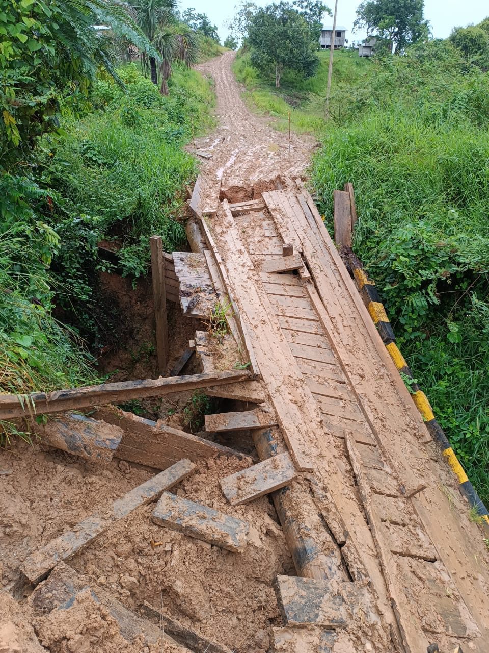 Ponte desaba e deixa comunidade isolada na zona rural de Rodrigues Alves