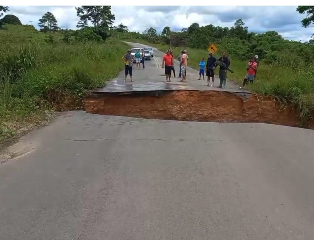 Trecho da BR-364 desmoronou nas proximidades do bairro Corcovado, em Tarauacá, resultando no isolamento do Juruá