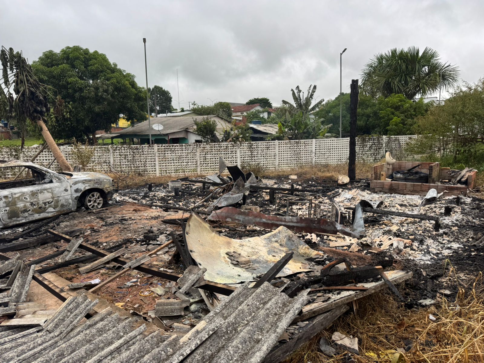 Casa de Madeira e Carro São Destruídos por Incêndio em Rodrigues Alves, AC